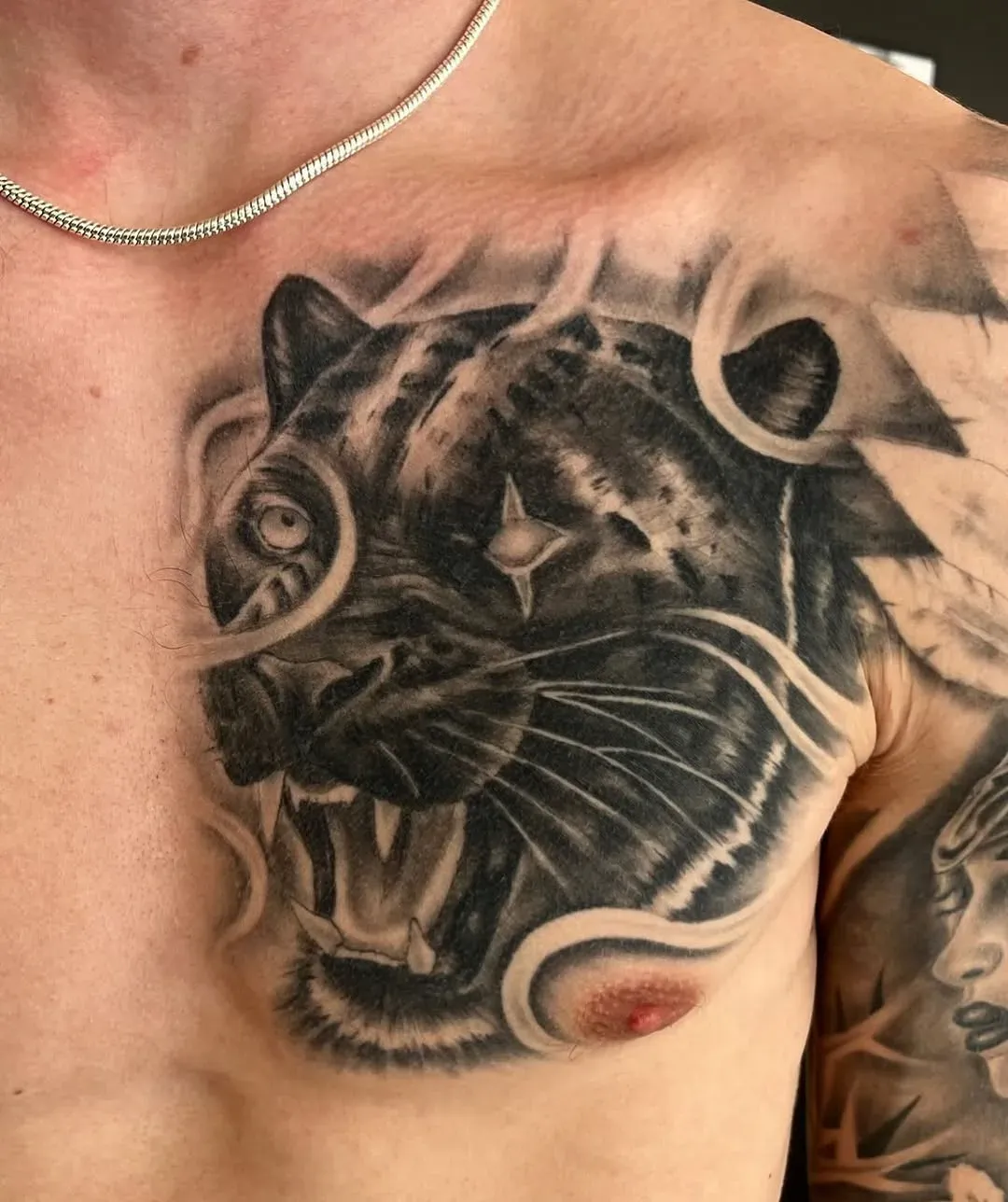 Panter: Realisme, bryst — tatovering fra Inksanity i Aalborg