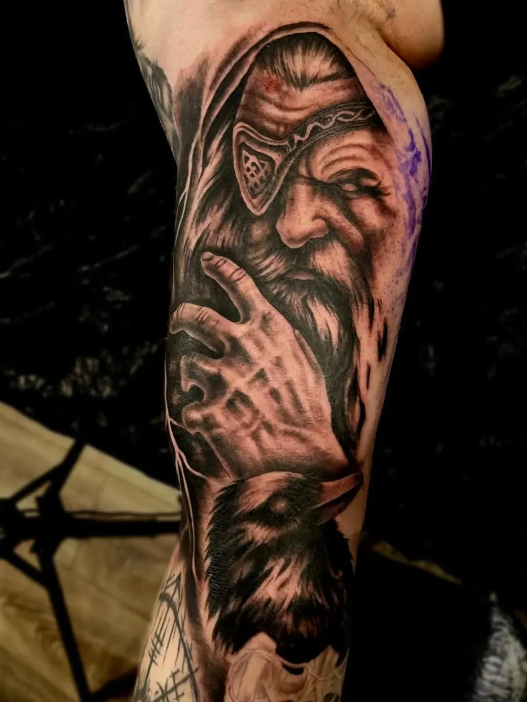 Vølund: Viking-motiv, overarm — tatovering fra Inksanity i Aalborg